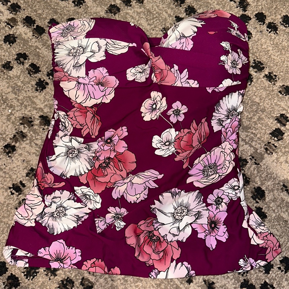 Bathing suit top with detachable straps